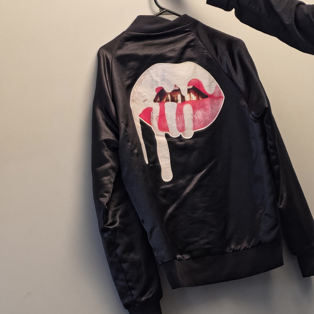 Stylish Black Bomber Jacket with Pink Lips Graphic